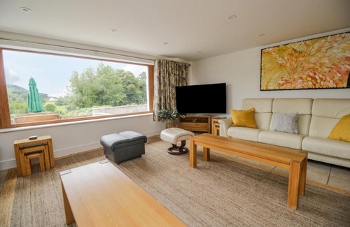 Eskdale House | Family-Friendly Fairfield with Ocean Views & 9/10 Guest Rating