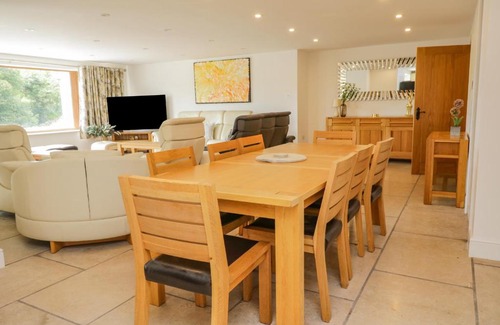 Eskdale House | Family-Friendly Fairfield with Ocean Views & 9/10 Guest Rating