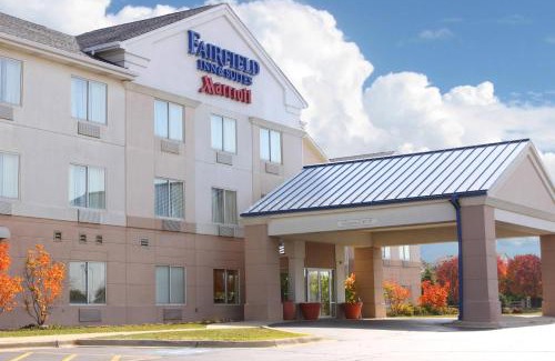 St. Charles Hotel | Inviting Fairfield Inn & Suites near Chicago with Pool Access