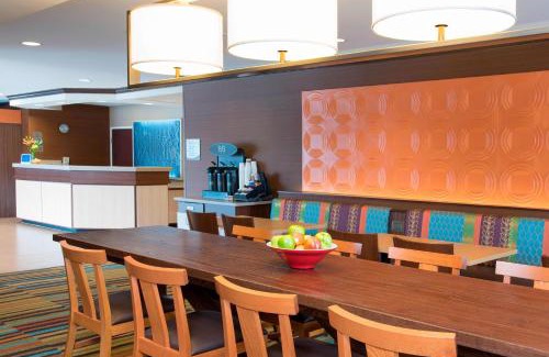 St. Charles Hotel | Inviting Fairfield Inn & Suites near Chicago with Pool Access