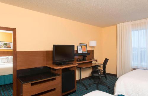 St. Charles Hotel | Inviting Fairfield Inn & Suites near Chicago with Pool Access