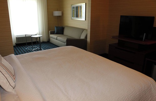 Bowling Green Hotel | Top-Rated Fairfield Inn & Suites with Pool and Breakfast