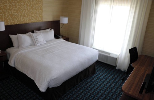 Bowling Green Hotel | Top-Rated Fairfield Inn & Suites with Pool and Breakfast