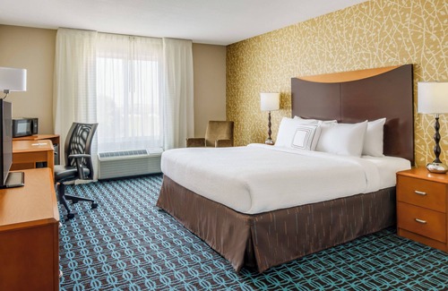 East Peoria Hotel | Relax at Fairfield Inn & Suites Peoria East - Top Amenities