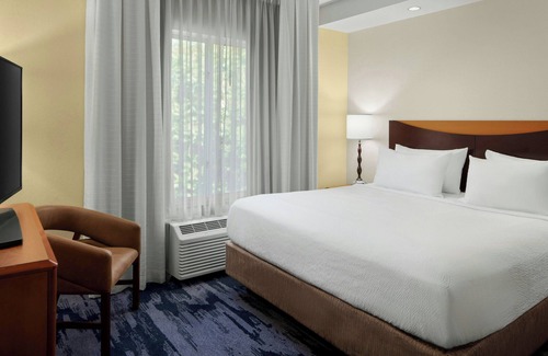 Carlisle Hotel | Top-Rated Fairfield Inn & Suites with Pool and Spa Access