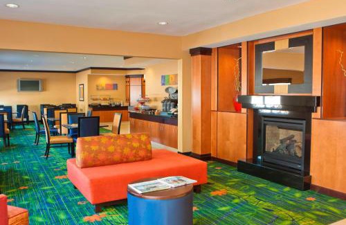 Champaign Hotel | Pet-Friendly Fairfield Inn & Suites with Private Pool