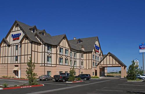 Kingsburg Hotel | Discover Fairfield Inn & Suites: Family-Friendly Getaway