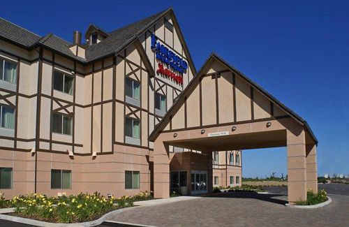 Kingsburg Hotel | Discover Fairfield Inn & Suites: Family-Friendly Getaway