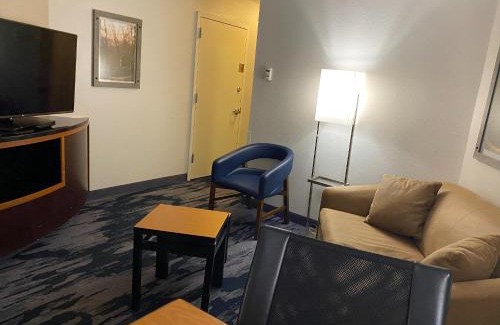 Texarkana Hotel | Pet-Friendly Fairfield Inn & Suites with Private Pool