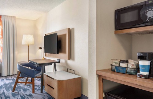 Sparks Hotel | Comfortable Fairfield Inn & Suites with Pool and Spa
