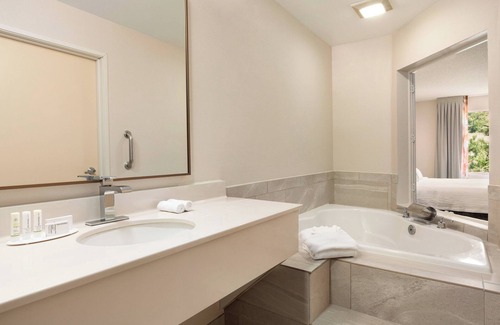 Sparks Hotel | Comfortable Fairfield Inn & Suites with Pool and Spa