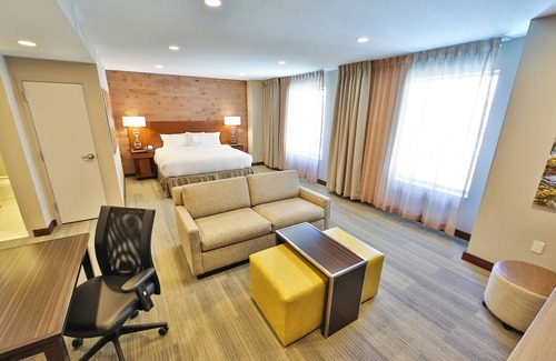 Savannah Hotel | Discover Fairfield Inn & Suites: Pool, Dining & Great Ratings