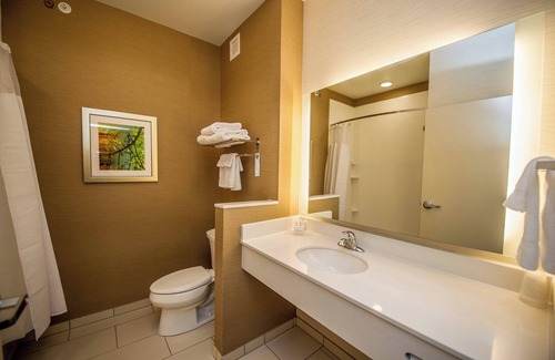 Cambridge Hotel | Exceptional Fairfield Inn & Suites Cambridge with Pool & Spa