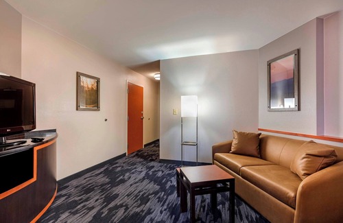 Columbus Hotel | Discover Fairfield Inn & Suites Columbus with Pool & Dining