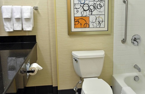 Windsor Locks Hotel | Relax at Fairfield Inn & Suites Hartford Airport with Pool