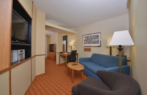 Williamsport Hotel | Excellent Fairfield Inn & Suites: Pool, Dining & More
