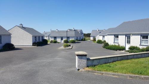 Dungloe House | Pet-Friendly Fairgreen Cottages: Family Fun Awaits!