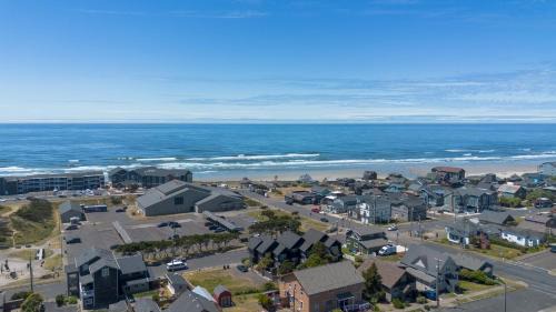 Newport House | Inviting Fairhaven: Pet-Friendly Escape with Hot Tub