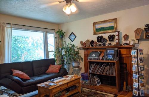 Woolen Mills Hotel | Charming Fairhaven Guesthouse: Family-Friendly & Cozy Amenities