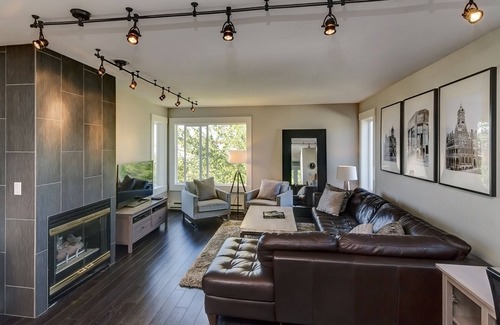 Fairhaven House | Guest Rated 10/10: Fairhaven Urban Townhome with Fireplace