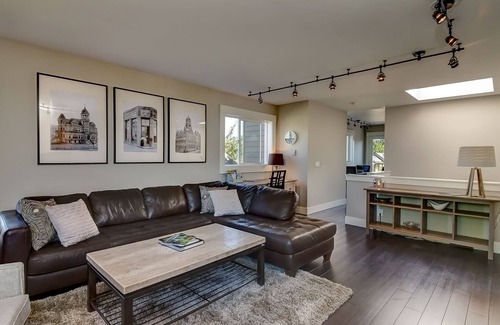Fairhaven House | Guest Rated 10/10: Fairhaven Urban Townhome with Fireplace