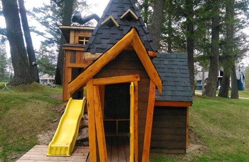 East Kootenay Hotel | Explore Fairmont Mountain Bungalows: Pet-Friendly Retreat