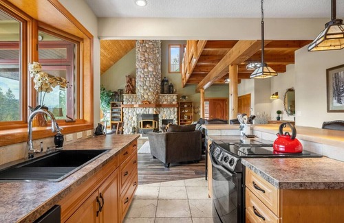 East Kootenay Cabin | Fairmont Ridge | Hot Tub | Mtn Views | Pool Table