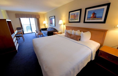 Mackinaw City Hotel | Cozy Fairview Beachfront Inn with Pool and Spa Amenities