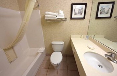 Mackinaw City Hotel | Cozy Fairview Beachfront Inn with Pool and Spa Amenities