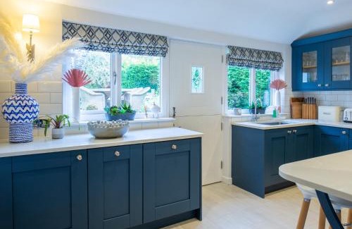 Longborough House | Relaxing Fairview Cottage: Eco-Friendly Stay with Hot Tub