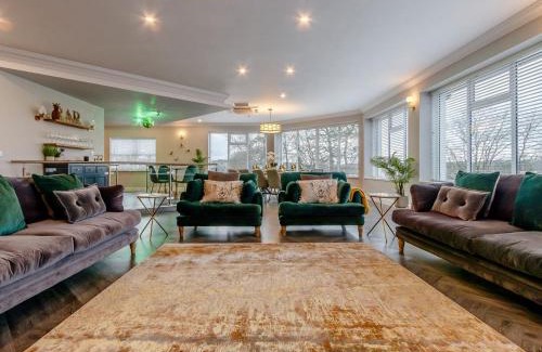 Penicuik House | Family-Friendly Getaway at Fairview with Hot Tub Access
