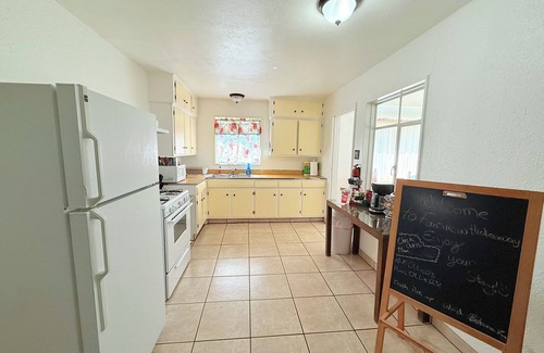 Farmington House | Fairview Hideaway! Fenced yard! Free Dinner!