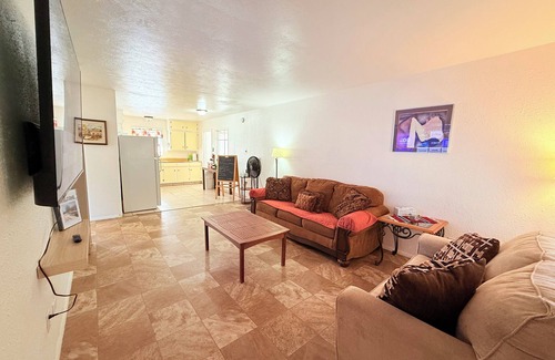 Farmington House | Fairview Hideaway! Fenced yard! Free Dinner!