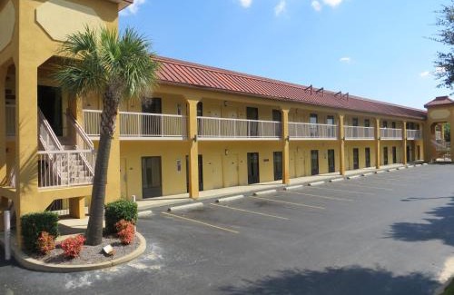 Mobile Hotel | Family-Friendly Fairview Inn & Suites with Pool Access
