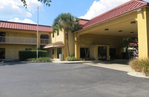Mobile Hotel | Family-Friendly Fairview Inn & Suites with Pool Access