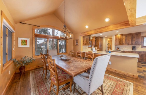 The Highlands House | Exceptional Fairview Lodge: Golf Course Retreat with Hot Tub
