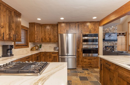 The Highlands House | Exceptional Fairview Lodge: Golf Course Retreat with Hot Tub
