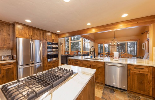 The Highlands House | Exceptional Fairview Lodge: Golf Course Retreat with Hot Tub