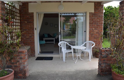 Gonubie Apartment | Discover Fairway 2: Guest Rated 9/10 with Pool & Kitchen