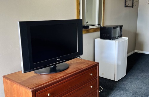 Fallsview Hotel | Cozy Fairway Inn by the Falls with Breakfast & Family Amenities