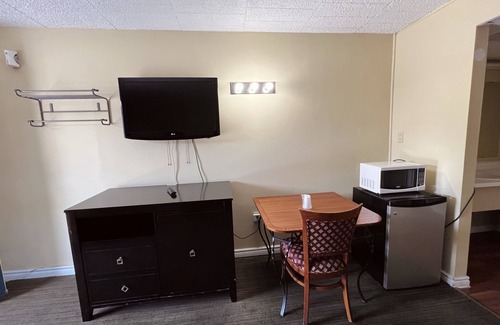 Fallsview Hotel | Cozy Fairway Inn by the Falls with Breakfast & Family Amenities
