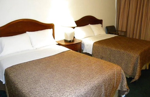 Fallsview Hotel | Cozy Fairway Inn by the Falls with Breakfast & Family Amenities