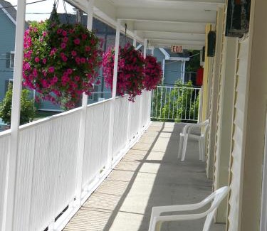 Fallsview Hotel | Family-Friendly Fairway Inn by the Falls Awaits You