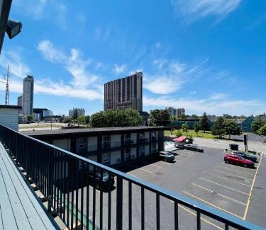 Fallsview Hotel | Family-Friendly Fairway Inn by the Falls Awaits You