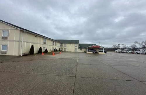 Florence Hotel | Cozy Fairway Inn - Family-Friendly Stay in Florence, Indiana