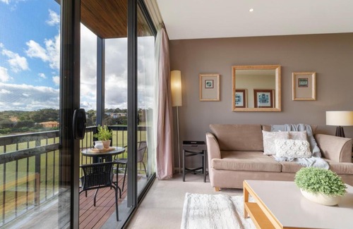 Fingal Apartment | Relax at Fairway Views – Family-Friendly Moonah Apartment