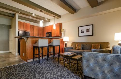 Bear Mountain Resort Hotel | Experience Fairways Hotel on the Mountain - Family & Pet Friendly