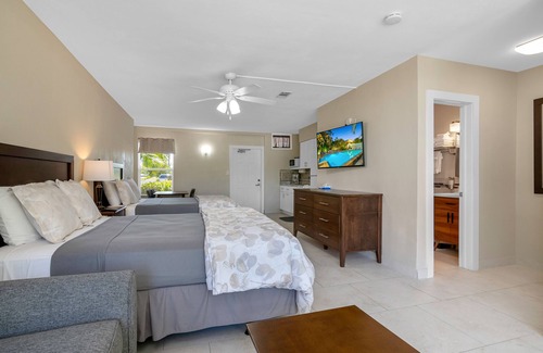 Palm River Estates Hotel | Relax at Fairways Inn of Naples with Pool and Spa Access