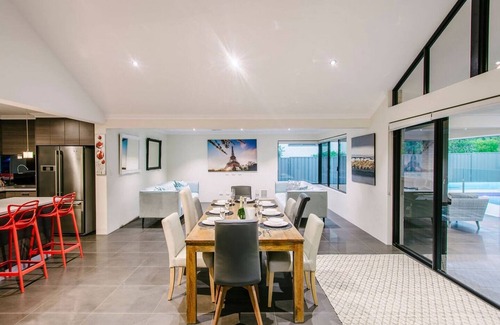 Dunsborough House | Fairways: Guest Rated 9.2 with Pet-Friendly Amenities