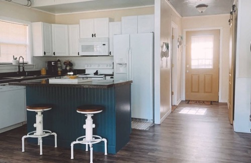 Greenwood Springs Cabin | Enchanting Forest River Cabin: Pet-Friendly Retreat